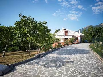 Splendido Chalet Ristrutturato con Ampio Terreno -