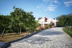 Splendido Chalet Ristrutturato con Ampio Terreno -