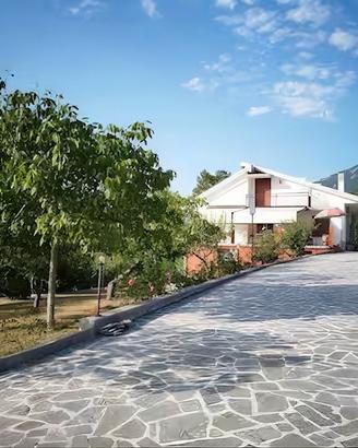Splendido Chalet Ristrutturato con Ampio Terreno -