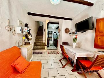 Semindipendente bilivelli con cortile