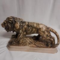 SCULTURA IN MARMO RAFFIGURANTE UN LEONE