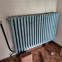 Antico termosifone in ghisa