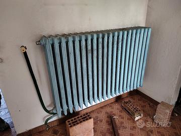 Antico termosifone in ghisa