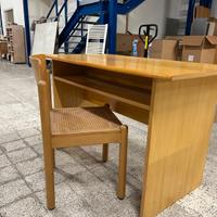 scrivania con sedia