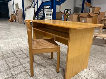 scrivania con sedia