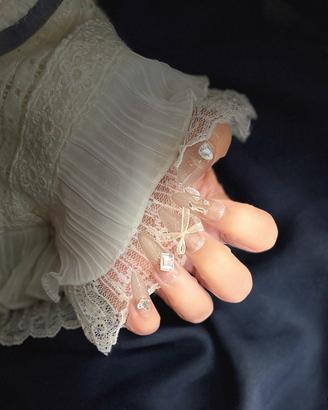Manicure indossabile realizzata interamente a mano