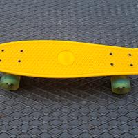 skateboard giallo, 50/55cm  praticamente nuovo