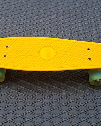 skateboard giallo, 50/55cm  praticamente nuovo