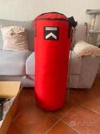 Sacco da boxe, supporto e guantoni.