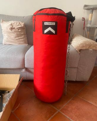 Sacco da boxe, supporto e guantoni.