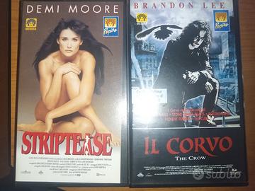 2 film cult in VHS anni '90: il corvo e striptease