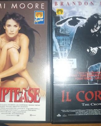 2 film cult in VHS anni '90: il corvo e striptease