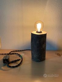 Lampada da tavolo in legno grezzo