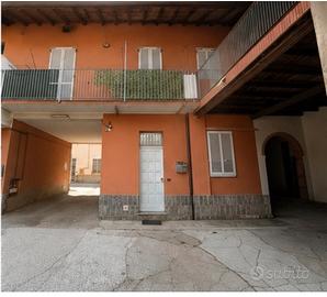 Monolocale ristrutturato e arredato con box doppio