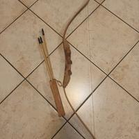 Arco in legno con freccie