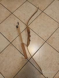 Arco in legno con freccie