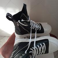 scarpa nera e bianca 