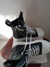 scarpa nera e bianca 