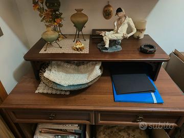 Scrivania e libreria