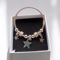 Braccialetto Aperto stelle pendenti argento. 18 cm