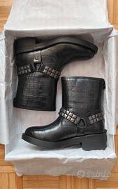 Stivaletti GUESS, in pelle, taglia 36, nuovi.