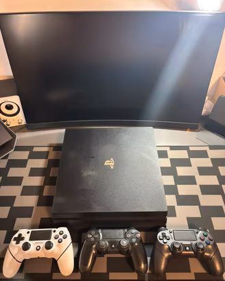PS4 Pro 1TB (CUH-7216B) + 3 Controller + 3 Giochi