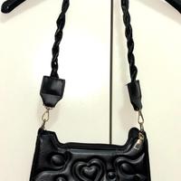 Borsa nera elegante con cuori ricamato