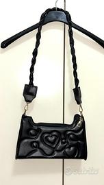 Borsa nera elegante con cuori ricamato