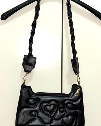 Borsa nera elegante con cuori ricamato