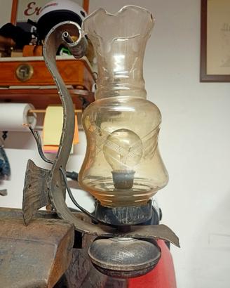 Antica lampada lume da giardino