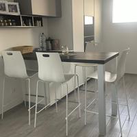 Sgabelli e piano penisola cucina