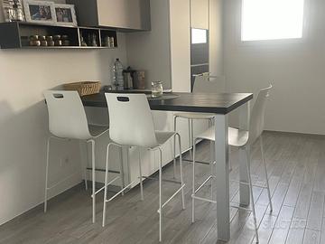 Sgabelli e piano penisola cucina