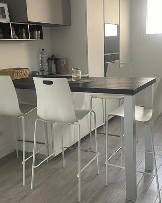 Sgabelli e piano penisola cucina