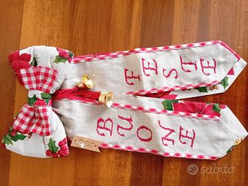 Coccarda fuori porta ricamata a mano a punto croce