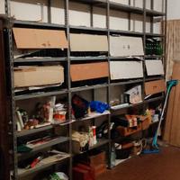 Scaffalatura metallica.