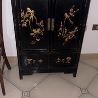 Mobiletto con tavolino cinese