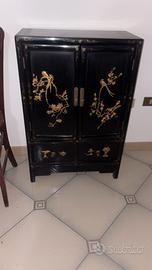 Mobiletto con tavolino cinese