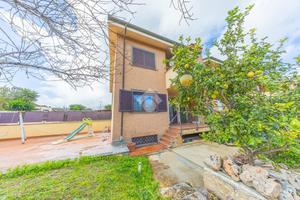 VILLA A SCHIERA D'ANGOLO A ROMA