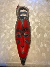 Maschera tribale africana intagliata a mano