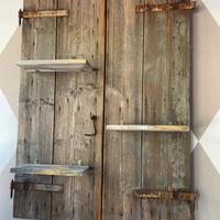 Vecchia finestra con mensoline