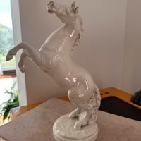 Statua di cavallo in porcellana