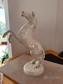 Statua di cavallo in porcellana