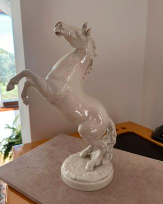 Statua di cavallo in porcellana