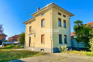 VILLA INDIPENDENTE A NOLE CON BOX AUTO