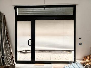 Serranda automatica completa di vetrata con porta