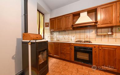 INTERA PALAZZINA DI CINQUE LOCALI NEL CUORE DI LON