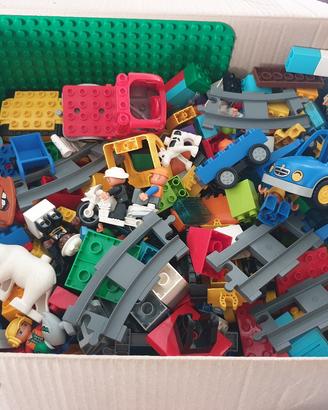 Scatolone 10kg di Lego Duplo con personaggi vari 