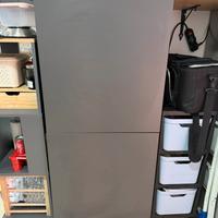 Scaffale con ante e ripiani