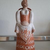 Statuina ceramica donna pane
