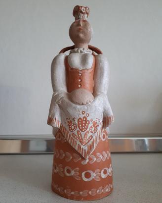 Statuina ceramica donna pane